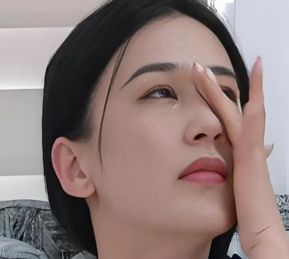 黄圣依说，在她前几年刚入驻杨子的公司，一年365天几乎都是连轴转，杨子给她档期