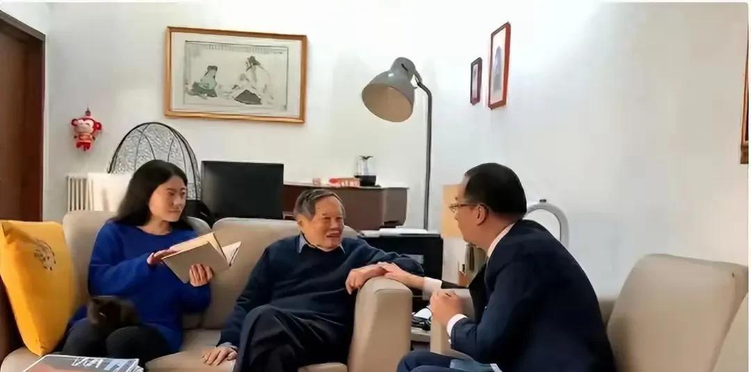 杨振宁说，我本来是个中国人，在一九几年，换国籍变成美国人。是一个很痛苦的决定，选