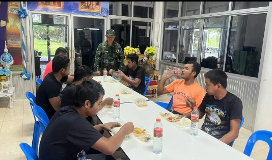 被泰军俘虏的18名柬埔寨士兵，终于吃上了美味的饭菜，场面十分融洽。和泰国士兵相