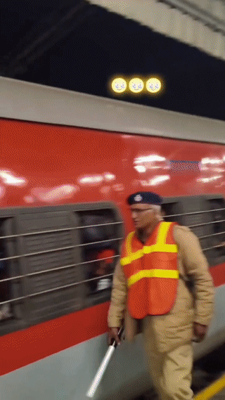 两名印度男子为了逃地铁票，竟然将自己绑在地铁列车，车门外面想蹭地铁回家？结果他