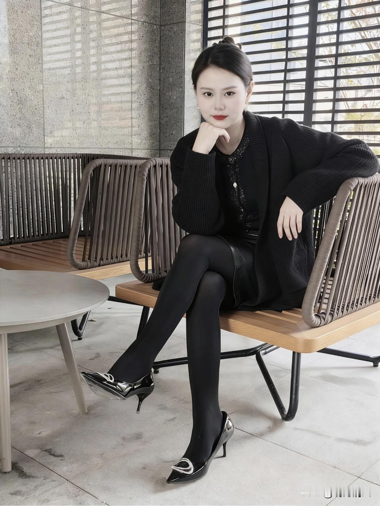 最近真的超爱穿一身黑出门，省心又显气质。黑开衫配黑裙子，再加个连裤袜和短靴，