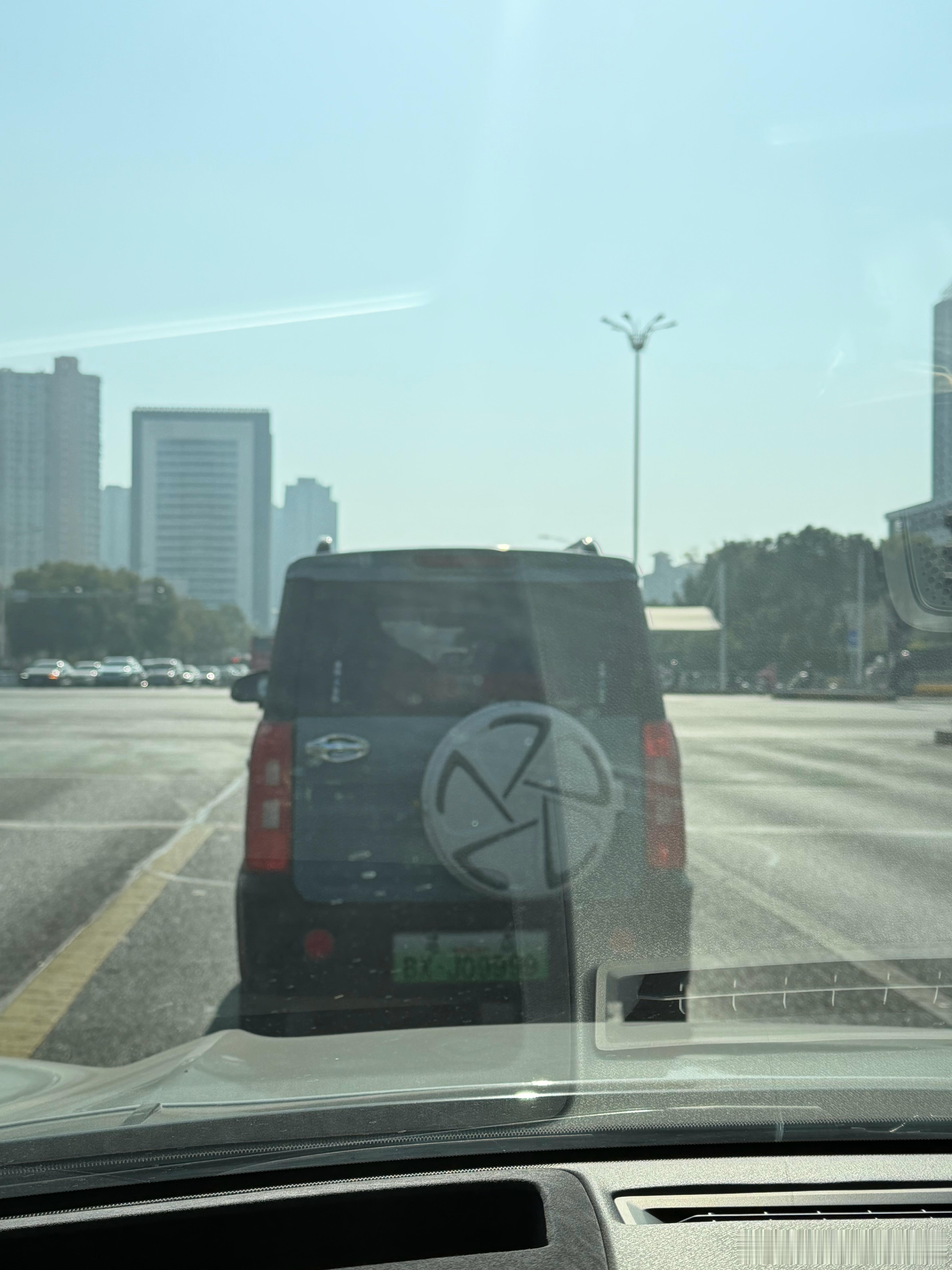 我见过最规矩的老头乐，他等红绿灯还按车道行驶，他可能真有驾驶证