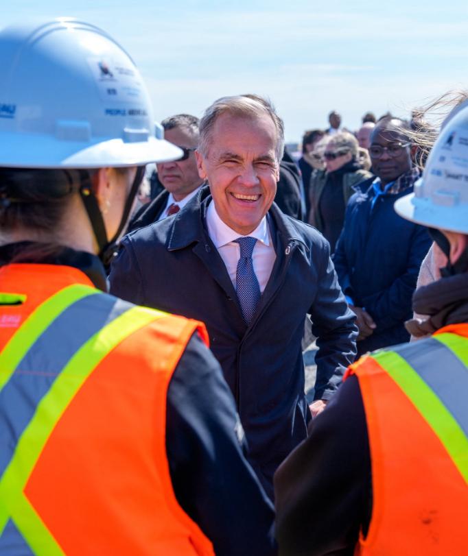 加拿大公开喊话中国当地时间19日，加拿大总理卡尼发表讲话，他强调，目前和美国的