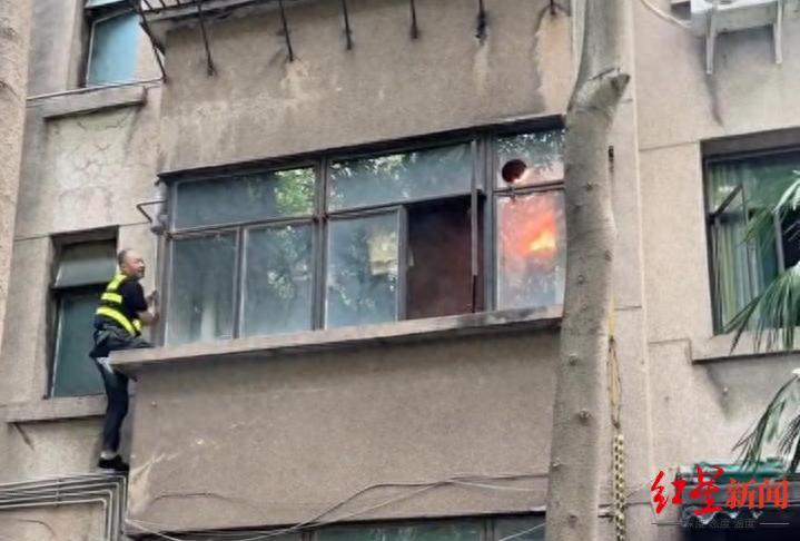 “火到了央视！”四川成都，小区住户厨房意外起火，保安多次叫门无人应答。为避免火势