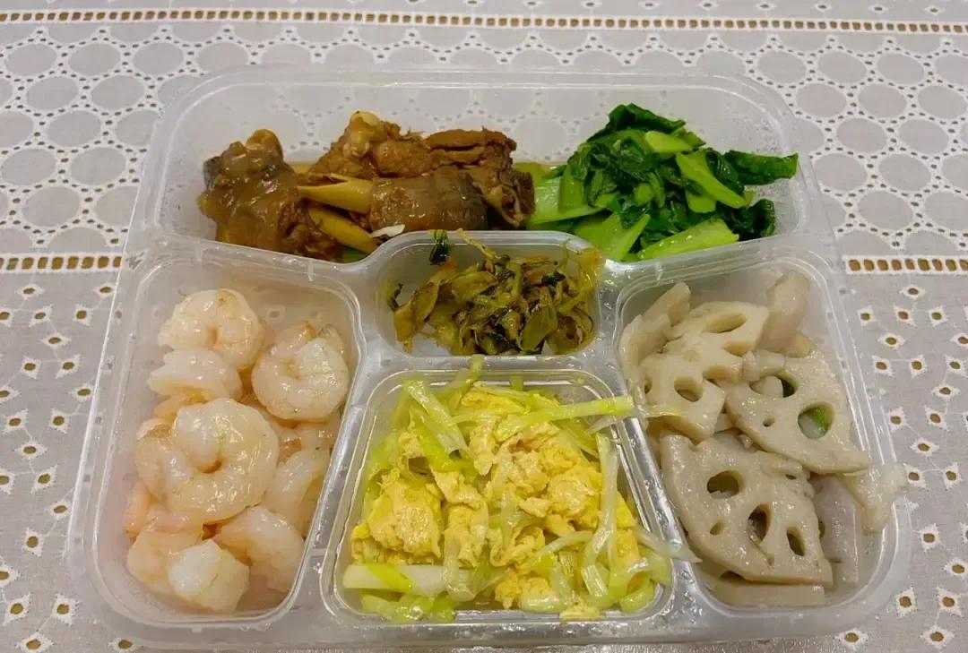 老公加班顺手把同事没动的盒饭带回家给我。那天我九点才起床，本来不饿，接到他电话