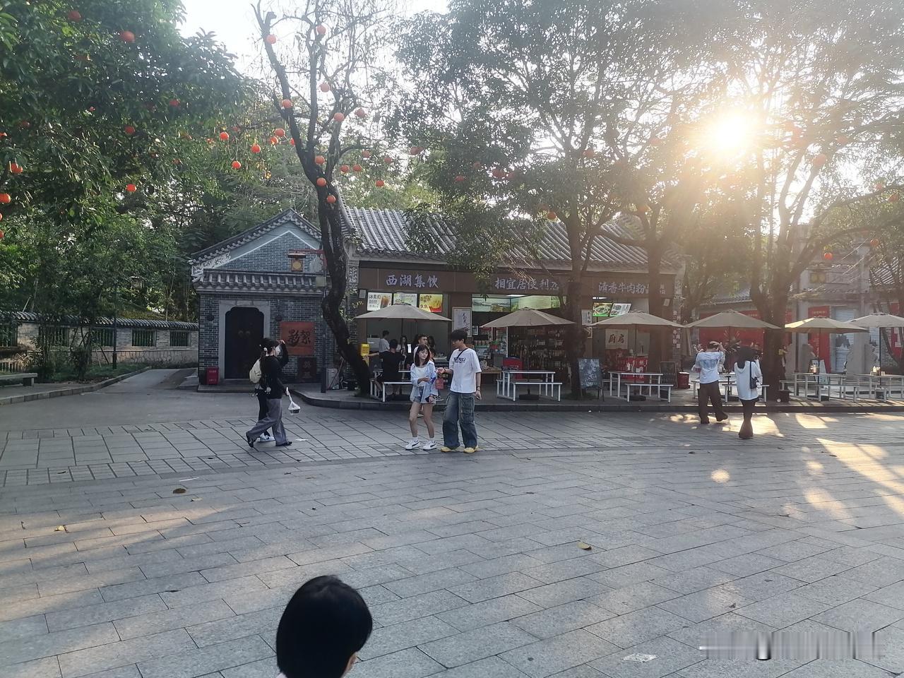 这有一座森林迷宫但没进去，来到了游览车停放处，景区不冷静！