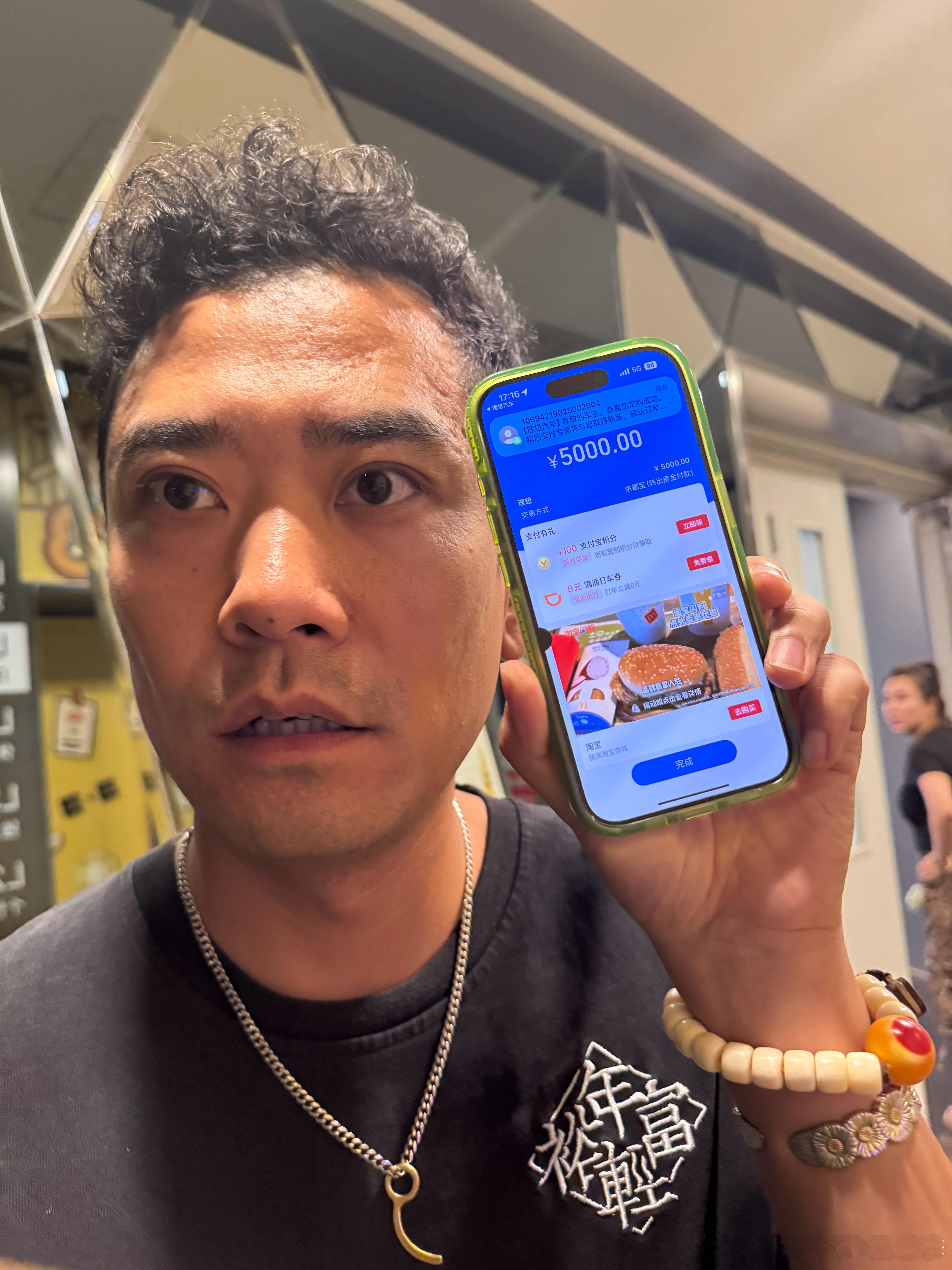 在我的不屑努力下终于给张哥营销了一台理想MEGA因为我买不起我又想开[扁嘴]你买