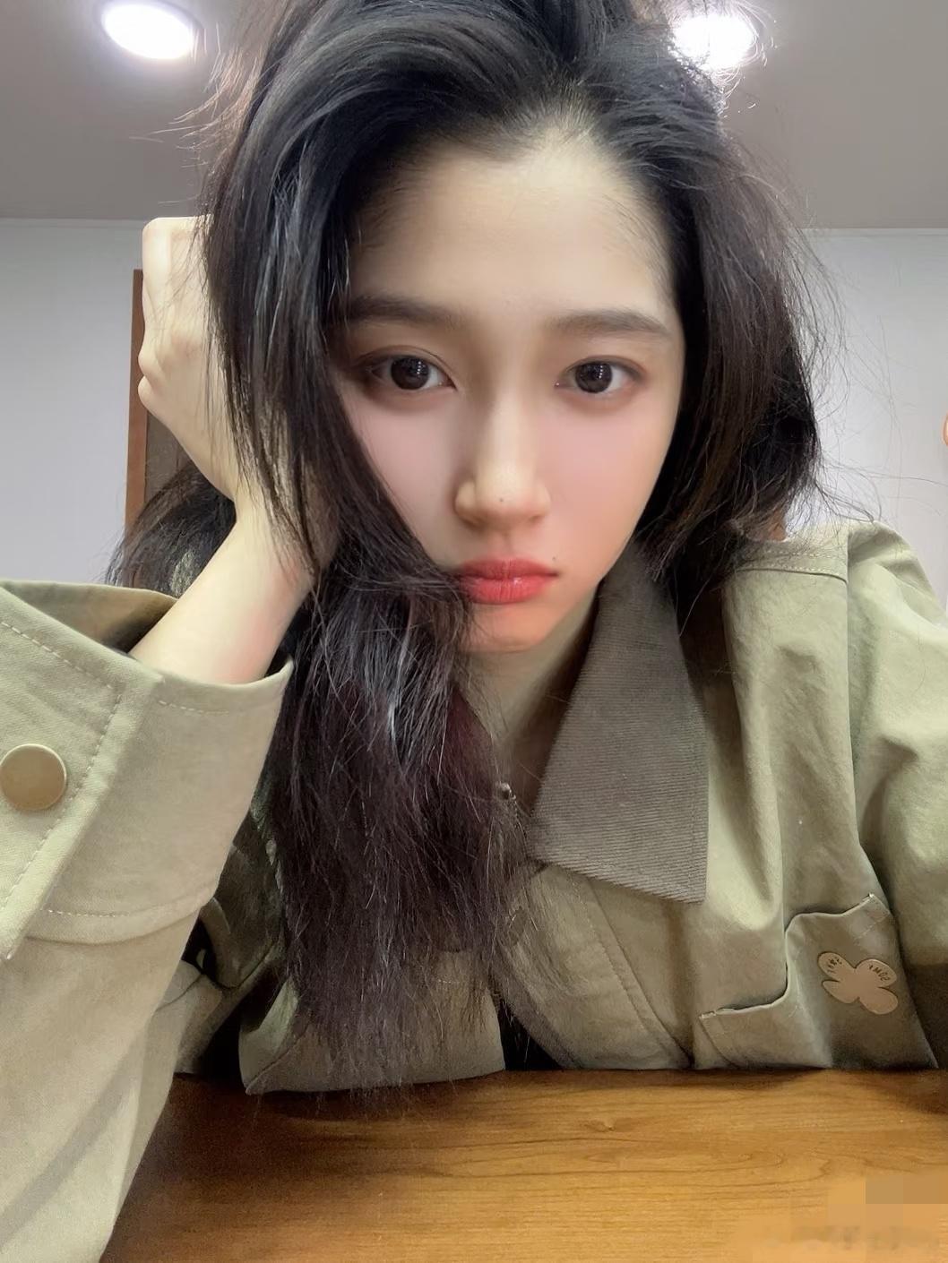 关晓彤，这次终于开窍了！恭喜呀！穿搭这条路撞了这么多次南墙，这回终于找到了合适自