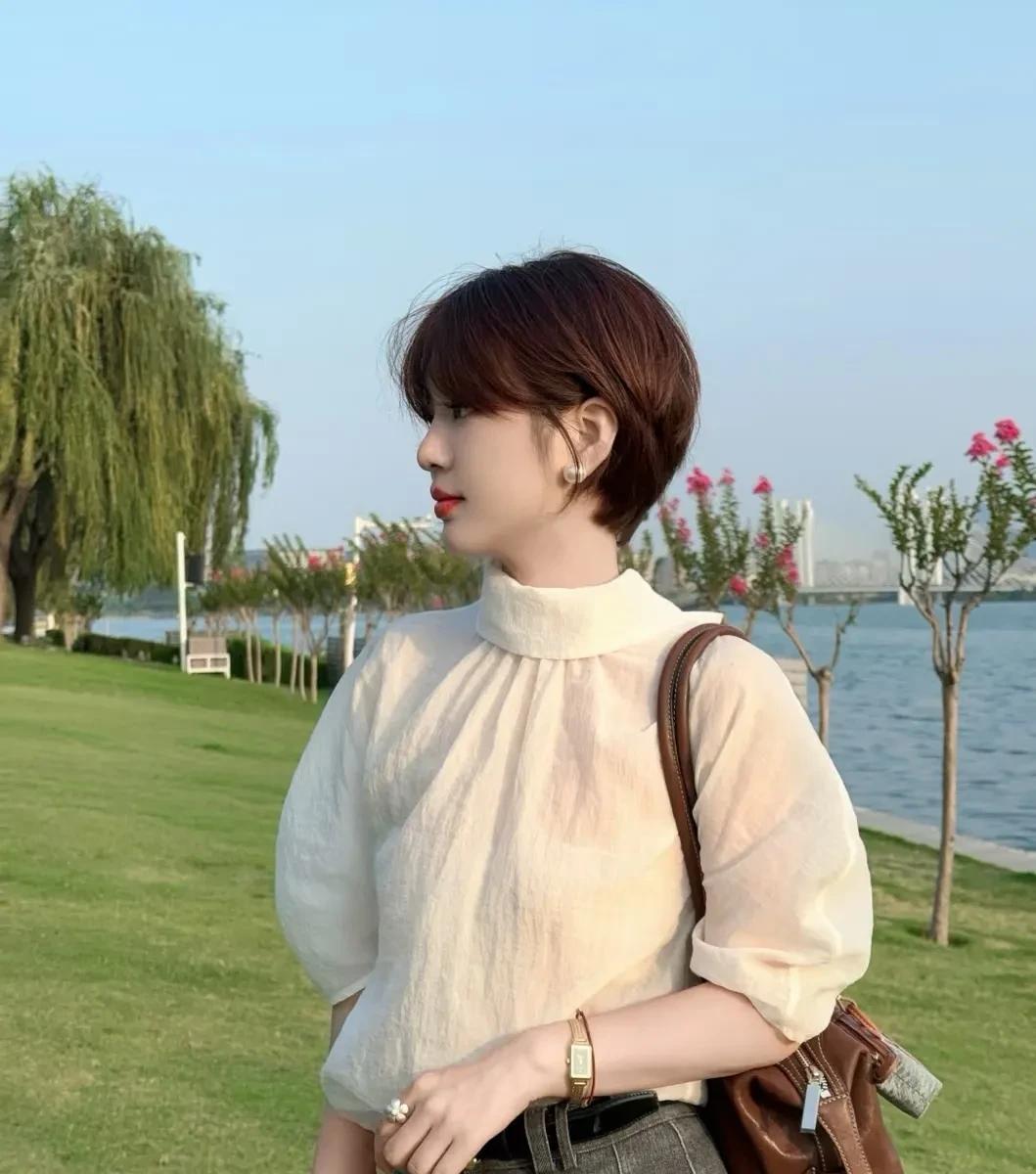 第一次剪短发老公说我瞬间老了5岁，又问我是不是想当女强人了。说我还是长发飘