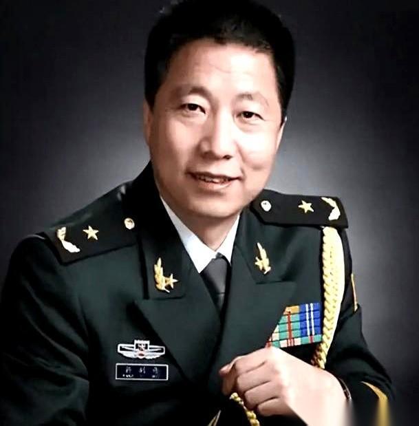杨利伟飞天那年我还在上学，现在我都快秃了。但你们发现没？整整18年了，这位中