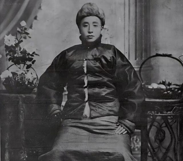 1891年，16岁的张作霖因偷吃大户人家的饭菜被打得半死，女主人孙寡妇不仅没报官