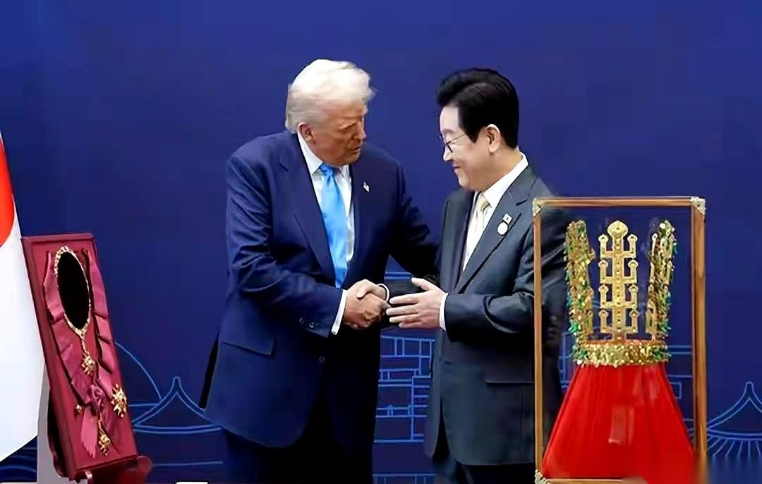 简直是绝了。人家老大还没发话呢，他就自己冲上去，恨不得把家底都掏出来给人看。