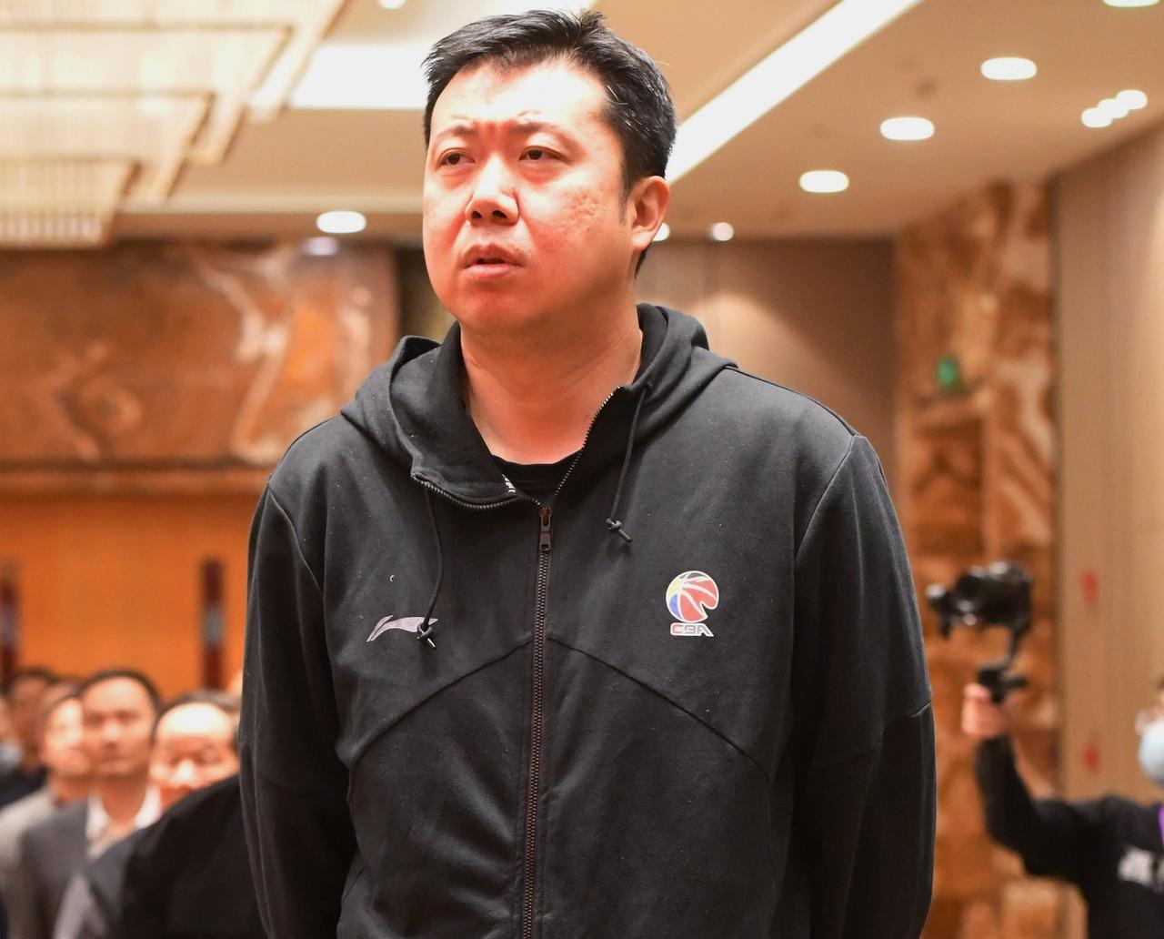 王治郅助力中国女篮，主教练宫鲁鸣表示感谢！中国女篮主教练宫鲁鸣在接受媒体采访时