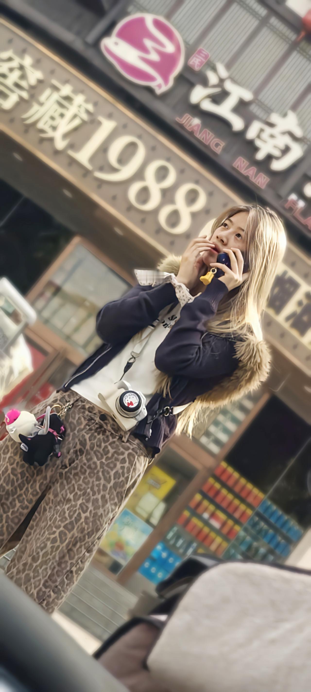 穿豹纹裤的时尚小姐妹街拍酷酷的豹纹裤