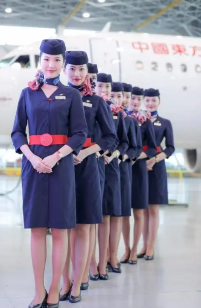 为何东航空姐与众不同，选择肉色丝袜而非传统的黑色丝袜？