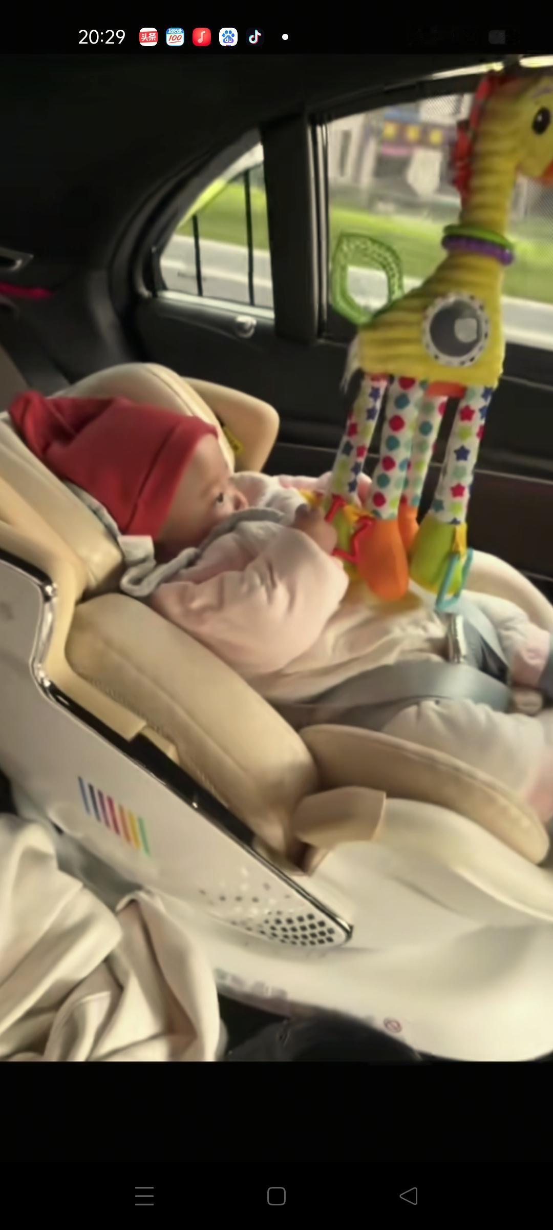 可爱的洛熙，是含着金钥匙出生的千金宝贝，爸爸妈妈给了她最好的物质生活，有专门的婴