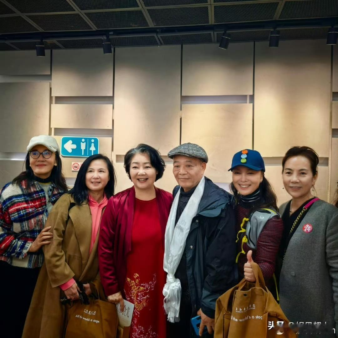 超喜欢萨日娜这位老戏骨！她演的剧我基本部部追完，一部都不落！前两天上海戏剧学院