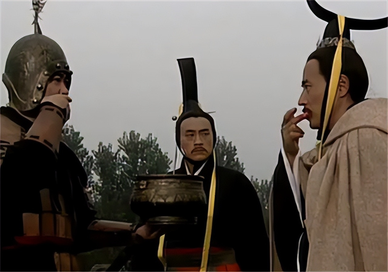 公元前643年，齐桓公躺在床上，两天未进食，已经饿的爬不起来了，呼唤左右，也没有