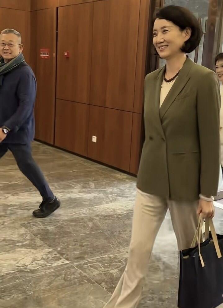 央视“最美国脸”李修平，62岁把退休过成了“第二人生”！不医美，不染发，一袭简约