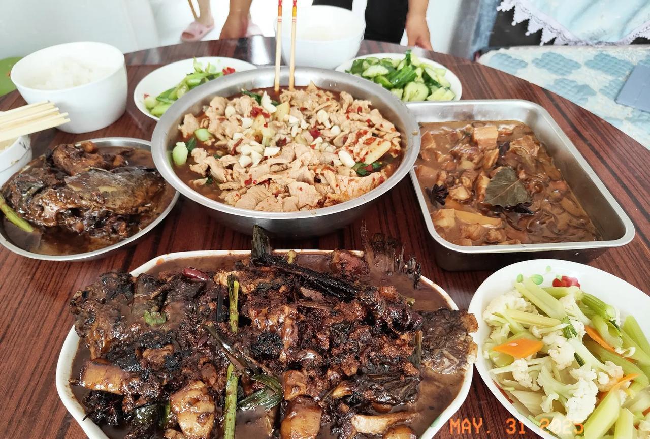 被贬损的端午大餐，自己很满意，别人满不满意都去去去吧！1.公公说大端午的谁家不