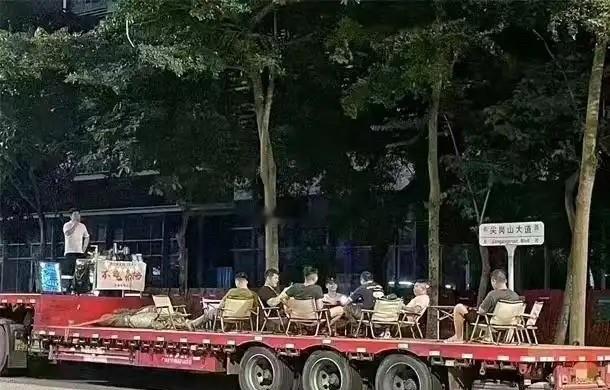 卡车路边摊，太有创意了。临时停车费怎么着也便宜过铺租吧？