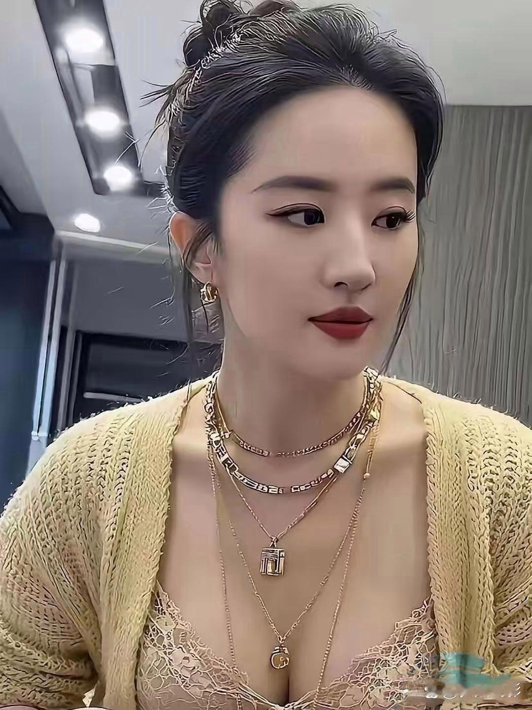 刘亦菲39岁，皮肤紧致身材依旧，时间在她身上没留痕迹。这女人是吃了什么？身边刚过
