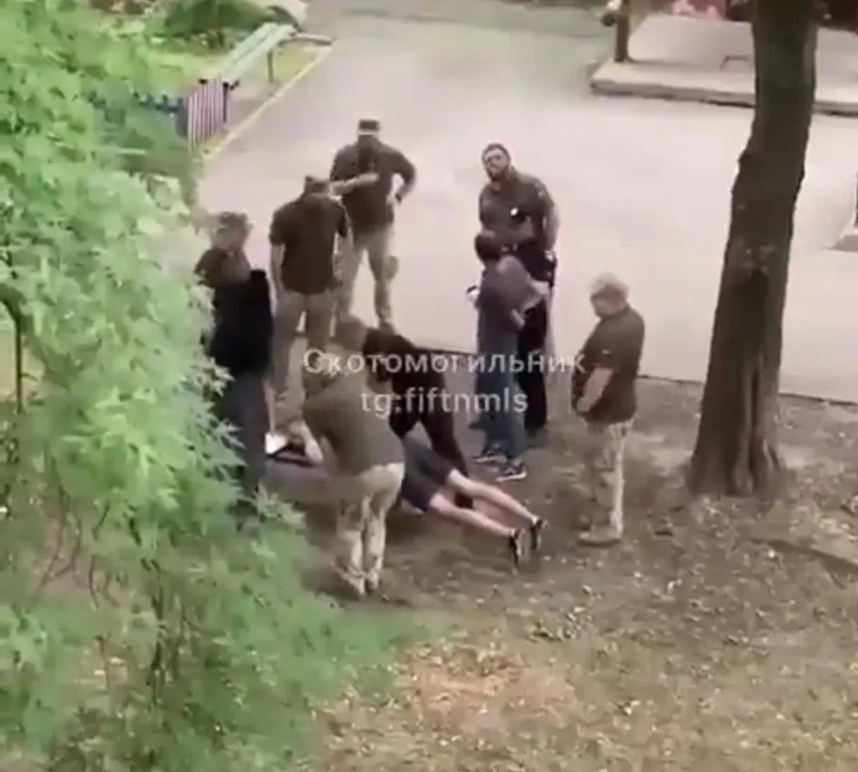 终于知道乌克兰居民为什么要求俄罗斯使劲炸征兵办的原因了。一群乌军征兵人员，在居