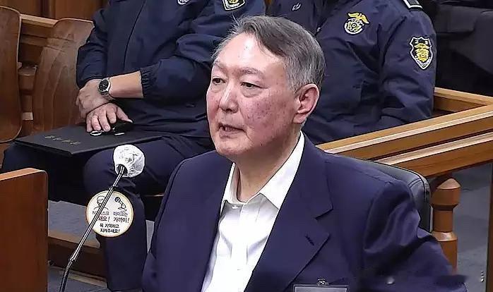 13日韩国前总统尹锡悦被控内乱主谋一案的终审辩论程序正式重启。这场备受舆论关注的