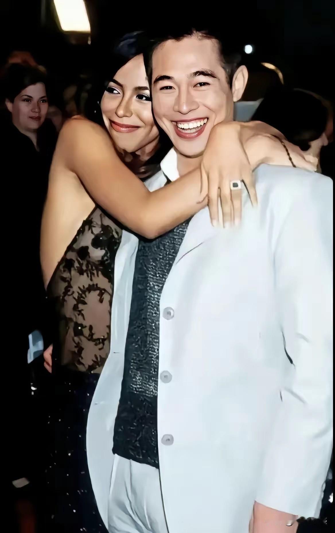 李连杰笑的太开心了，从来没有看过他如此开心的笑，这时候感觉他不到40岁，正是人生