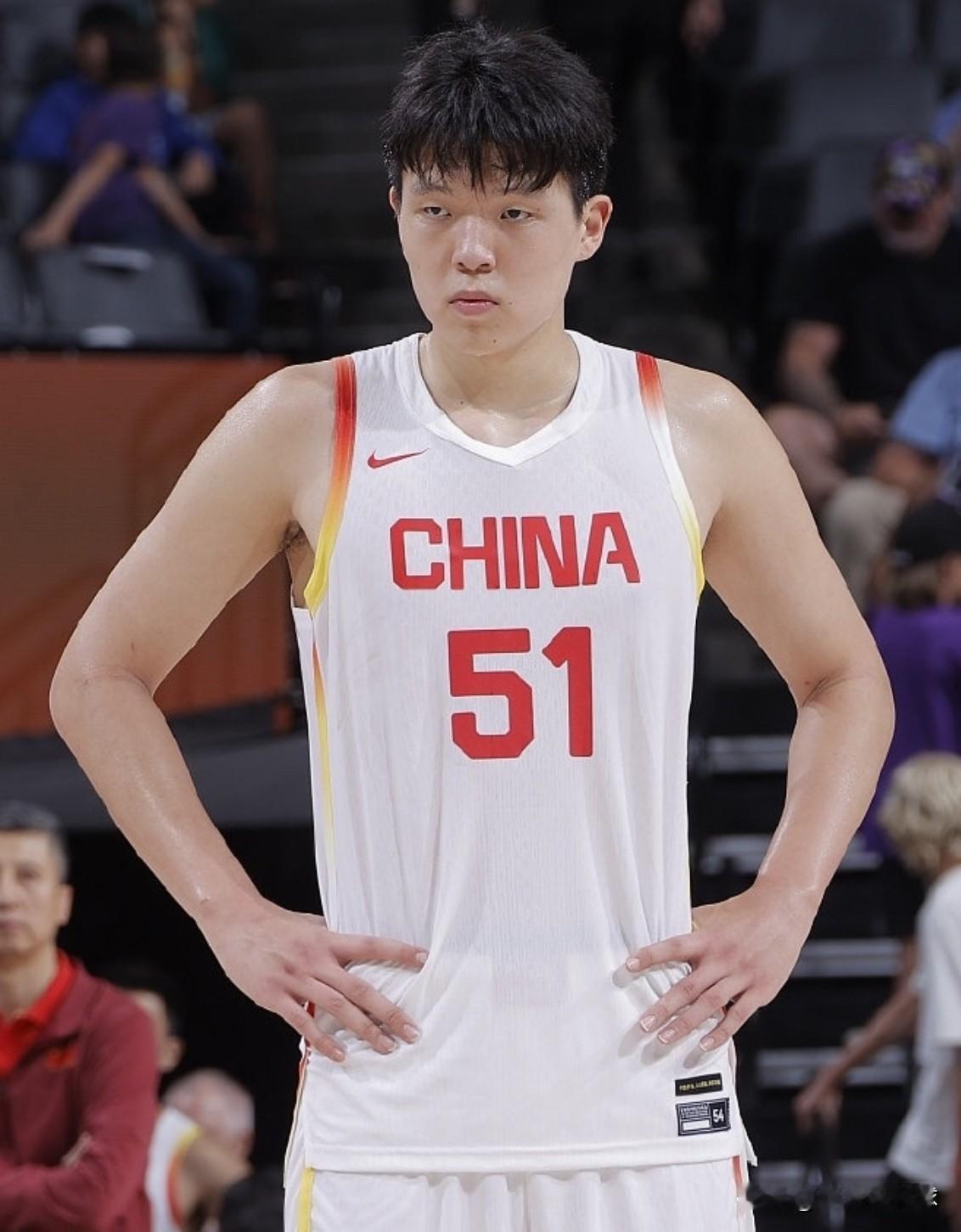 开拓者超级新星杨瀚森真是太爱国了！今天杨瀚森在训练结束以后接受了媒体的采访，在采