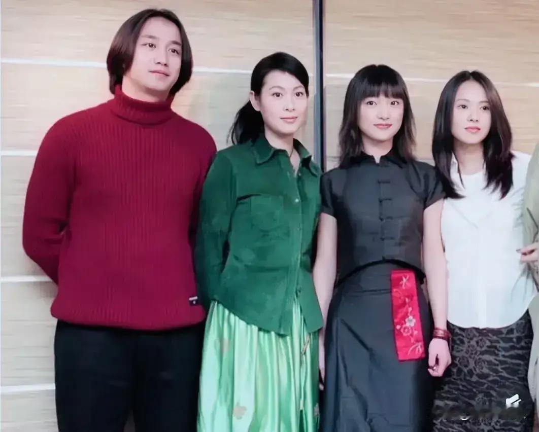 这四位明星年少时的合照，几十年过去了，只要章子怡医美大变样，其余三人还是原生脸，
