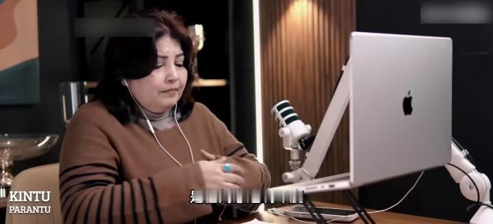 “西方国家是在故意遏制印度，不让其成为世界强国吗？”印度女主持人在参加一场投资峰