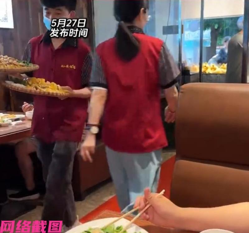 广西有女子约朋友来一家饭店吃饭，只当一盆白切鸡肉端上来时，女子没想到自己还正准备