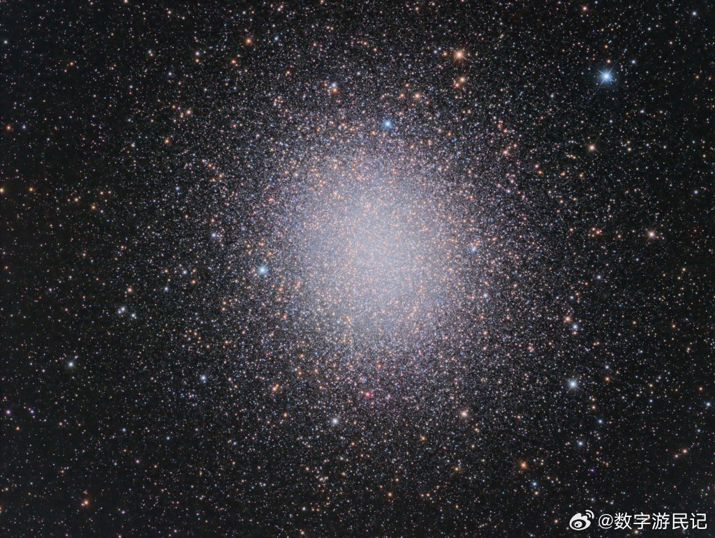 OmegaCentauri在南方的天空中看起来像是一个微弱的模糊斑点。它既不