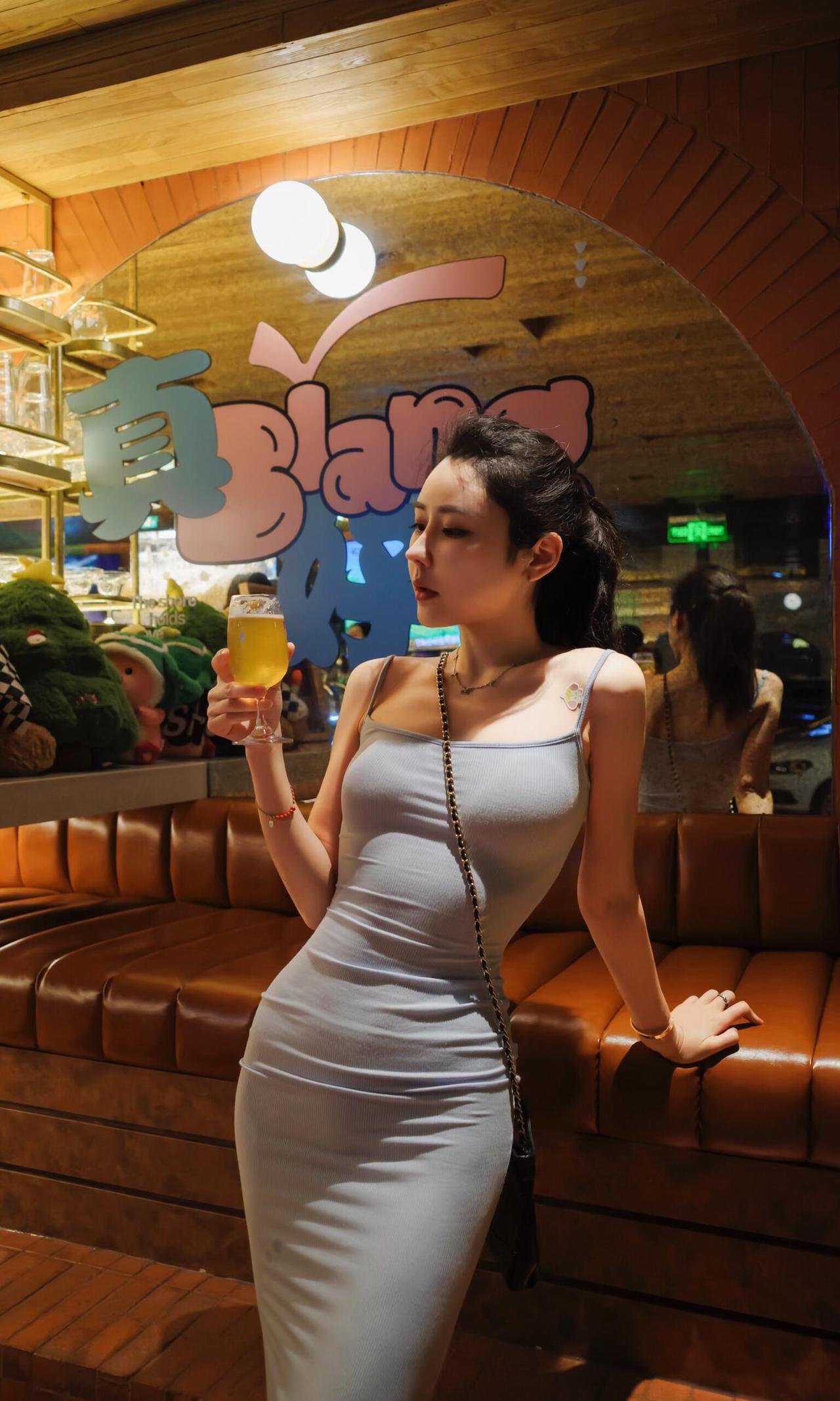 优雅的夜晚，独酌一杯香槟，享受一个人的时光。女人最耐看的长相是什么样的美人照怎