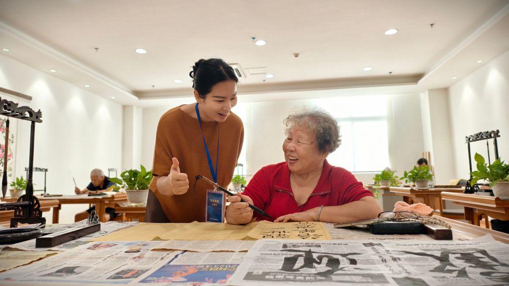 年轻人住进养老院: “代际共居”带来哪些新变化