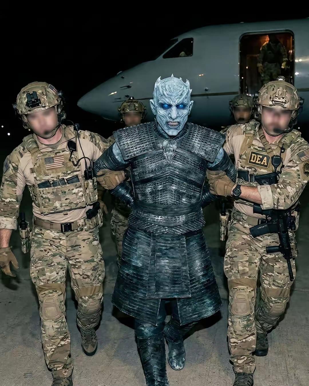 美国人又搞笑了，发了张美国特种部队抓获“格陵兰国王”的图，这比二丫还厉害啊，能