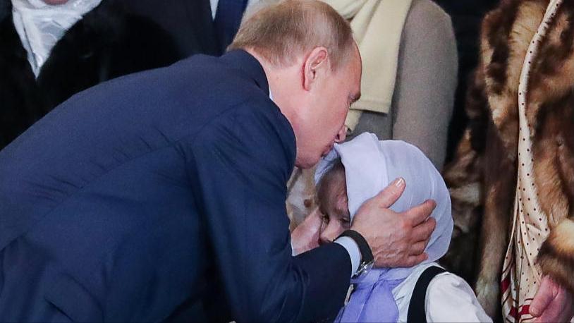 普京自曝悄悄开车出去，硬汉也眷恋人间烟火，在开人权委员会会议聊交通问题时，普京自