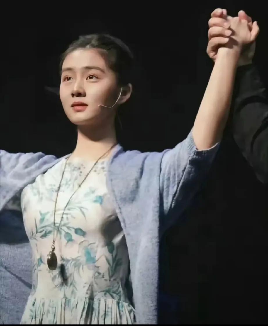 惊掉下巴！这位少女竟才17岁！她宛如一朵初绽的鲜花，婷婷玉立，美得让人移不开眼，