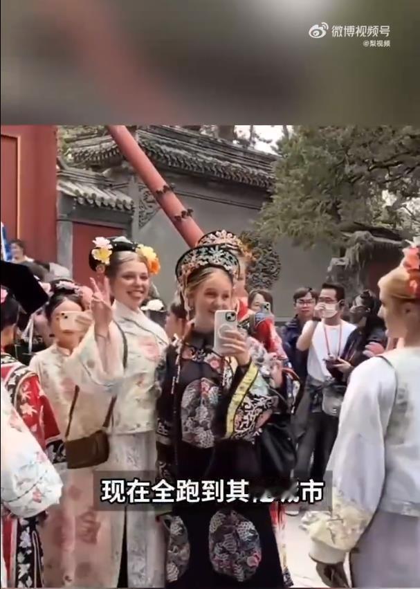 外国人在中国混熟了有什么表现当外国游客不再满足于外滩夜景和故宫红墙,开始勇闯重庆