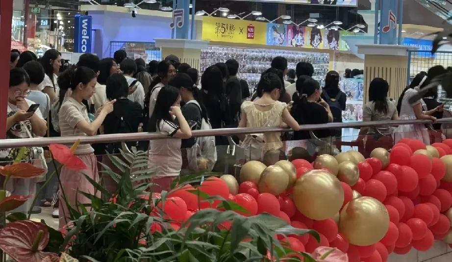 广州女性不喜欢烫头发尤其是烫大波浪走在街头留意一下你会发现年轻的女性留长