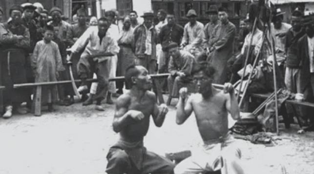 民国初年，王丙兆去天庆戏院看表演，看得津津有味时，台上的神猴突然扑到他身上，眼含