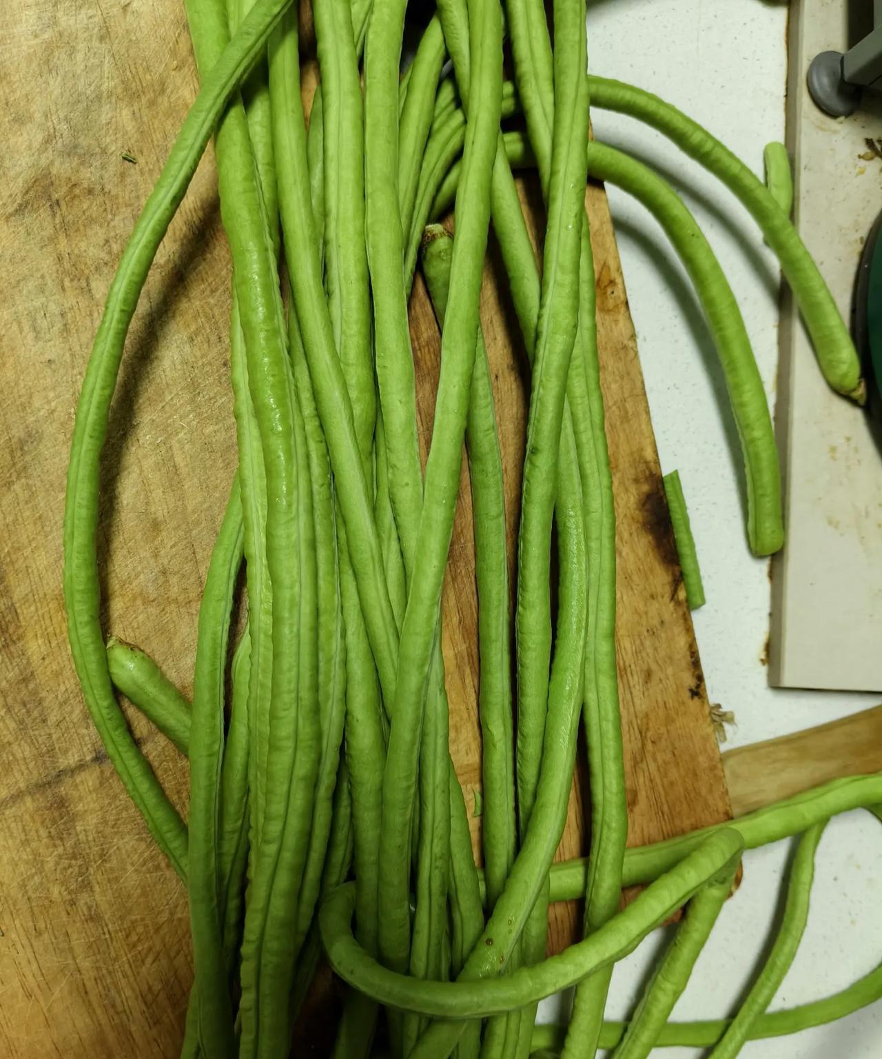 我和老公种的豆角长的特别长，特别的粗几根就炒一盘，我几得买的都很细，还不好炒，炒