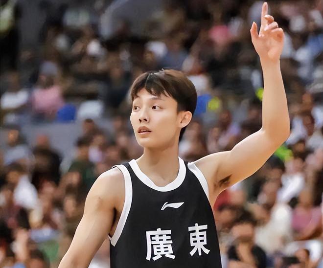 胡明轩：杰哥，你这得分、助攻第一，篮板第二，这不就是一名外援的表现吗？？？徐杰