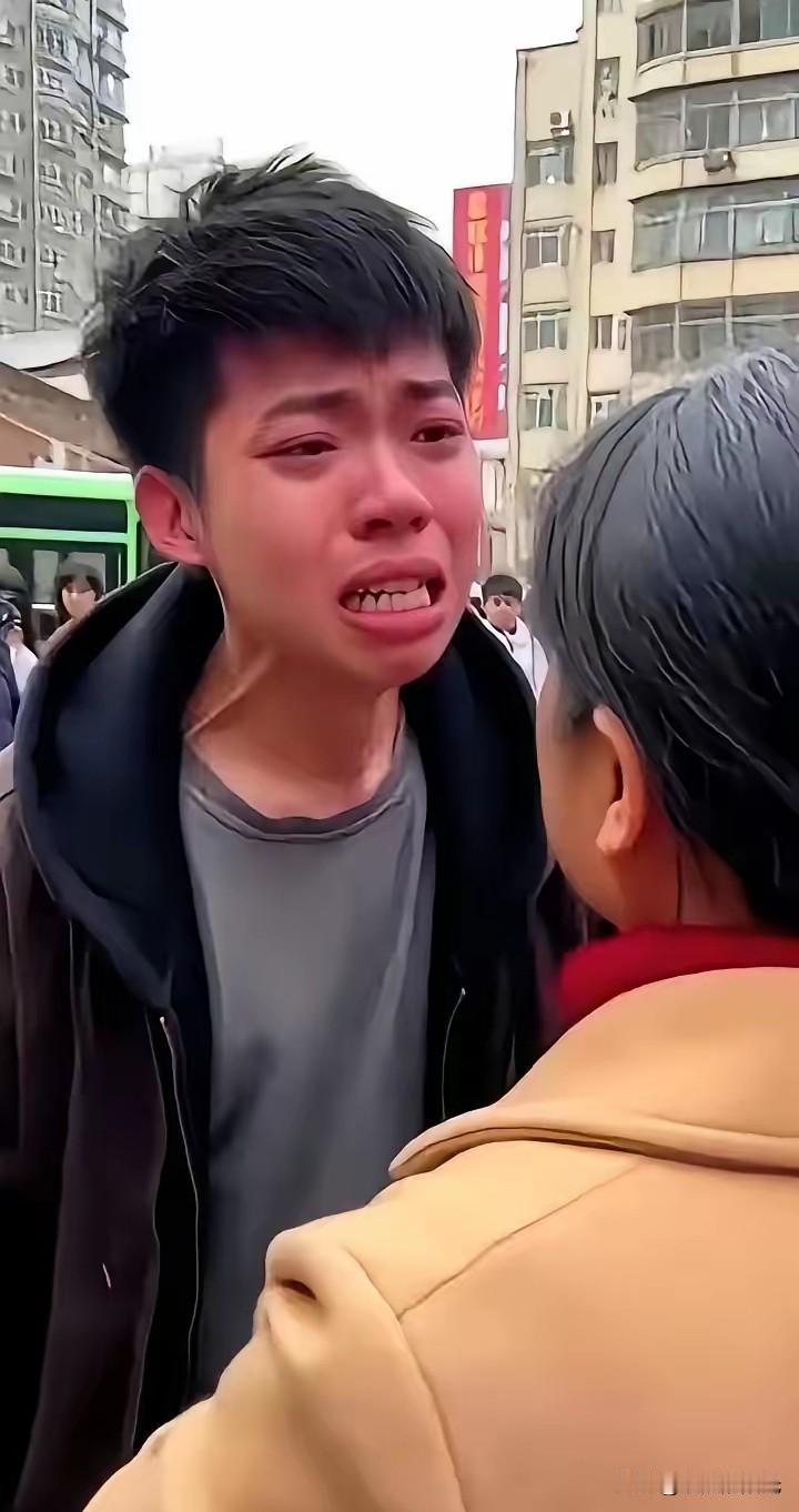 昨天在小区楼下撞见一对母子吵架，听着那小伙子哭吼的那句“35万彩礼、车子房子，我