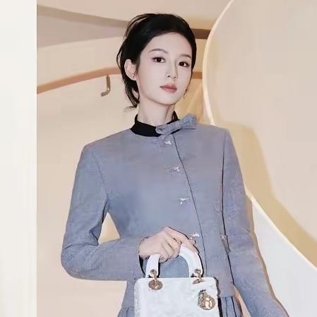 周也和郭宇欣居然两次撞衫，如果只有一次，还有情可原，大家互相谅解，相逢一笑，