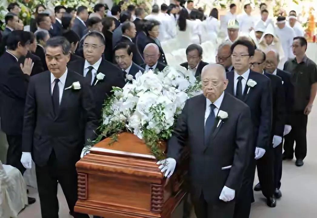 董建华在香港富豪的眼中，应该是备受尊重的代表，因为很多顶级富豪去世，邀请的扶灵人