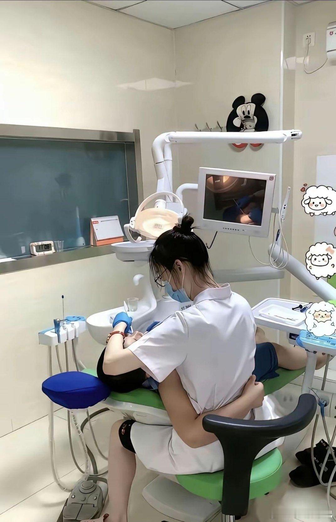 拔个牙怎么还抱上了呢？有那么痛吗？