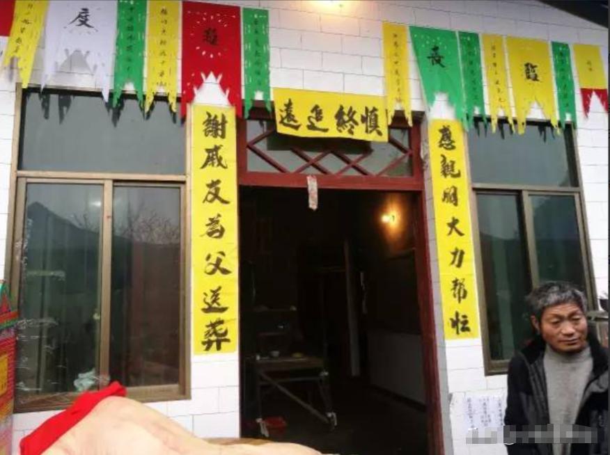 "鬼啊！"2017年，四川一老汉去世，办丧事时，一道士发现棺材开了一条缝隙，试了