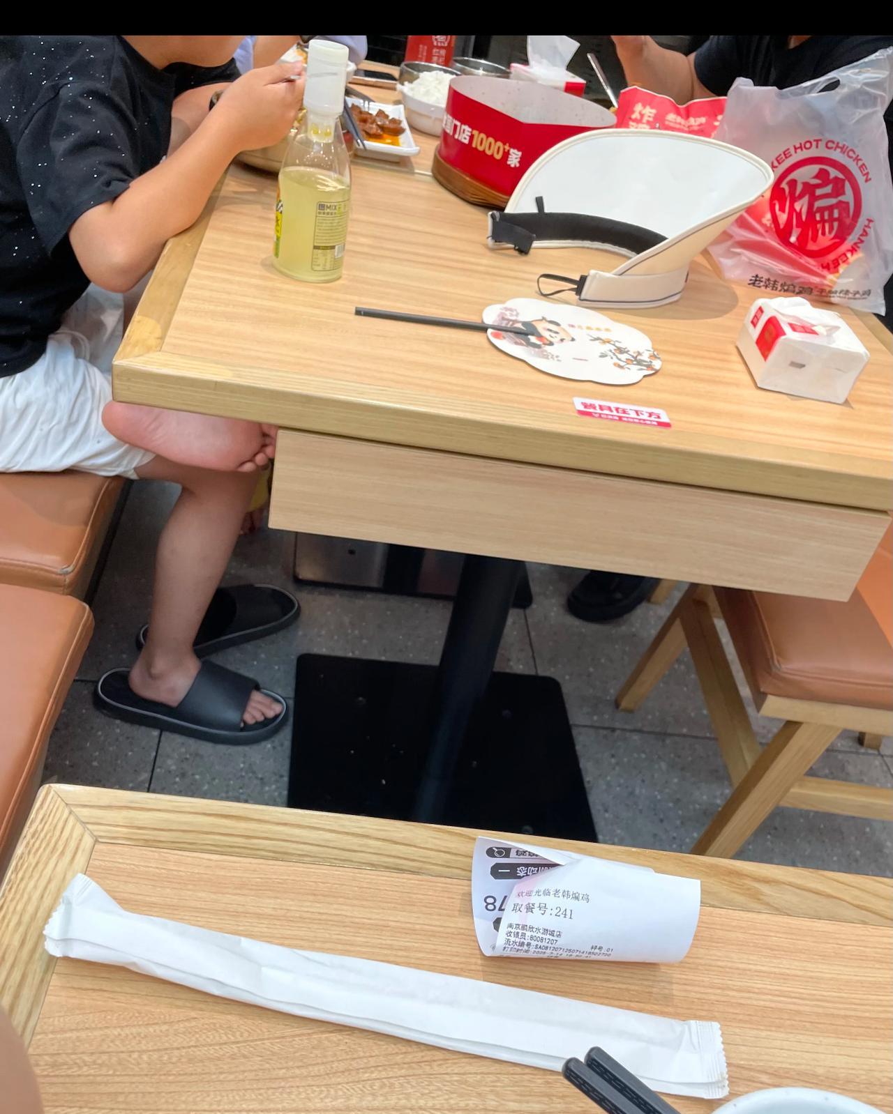 大家去吃某品牌那个拌饭时候，都小心点吧！我亲眼看到家长根本不管孩子。一个八九岁孩